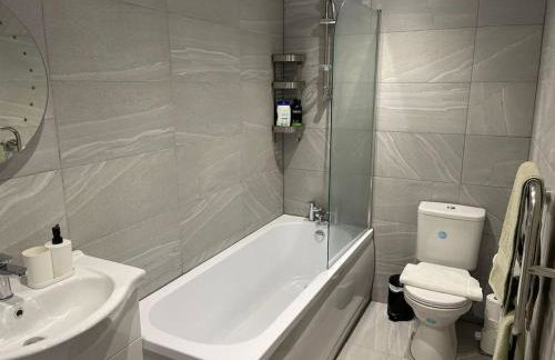 Maisy Lodge - Two Bed Lux Flat - Parking, Netflix, WIFI - Close to Blenheim Palace & Oxford - F2 - Photo 10