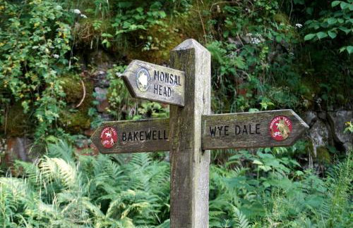 Beautiful old bank in Bakewell - Photo 19