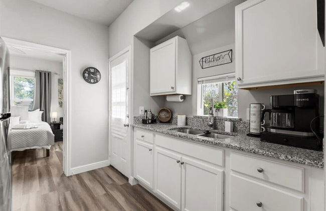 Charming 1BR Sanctuary w/ FREE Parking - Photo 7