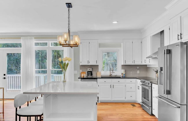 Southern Oasis by Avantstay 0.5mi Walk to the Beach, Pool, Patio, Large Yard - Photo 16