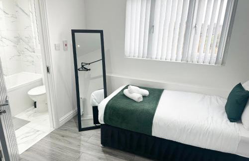 Central Location Liverpool, Modern Home, 4 BR, Sleeps 9, Free Parking - Foto 48