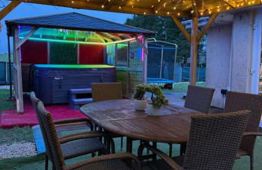 FINN VILLAGE "Raspberry Cottage" Private Garden, 6-seater HOT TUB, Firepit & Pizza Stove - Foto 9