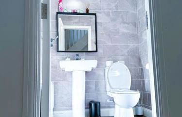 City Centre 3 Bedroom House Sleep upto 9 Guests with Garden and Parking - Foto 80