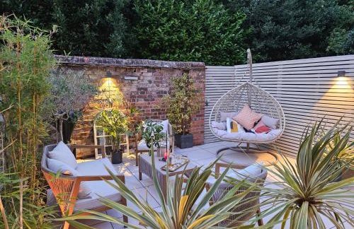 Chic Marlow Escape - Courtyard, River and Fun! Near Windsor and Henley - Photo 1