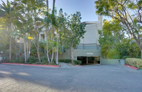 Serene Irvine Retreat with Heated Pool Access! - Foto 22