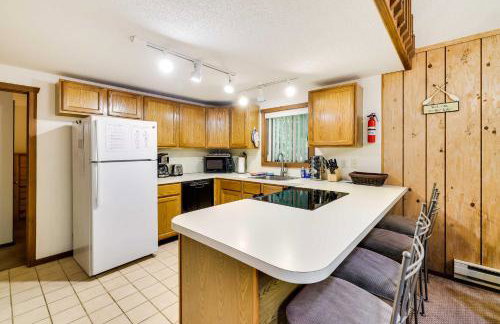 Fire Pit and Games! Secluded Chalet 30 Mi to Montage - Foto 10