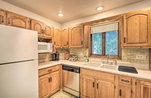 Walkable Lake Elkhart Apt Dine, Shop, Swim! - Foto 8