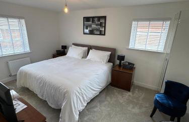 Detached 4BR House - Private Garden, Garage & Parking - Perfect for Long Stays, Families, Contractors - Photo 21