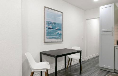 NEW SoHo Sanctuary - Gorgeous Apartment Steps to S Howard Ave with Fenced Yard - Foto 12