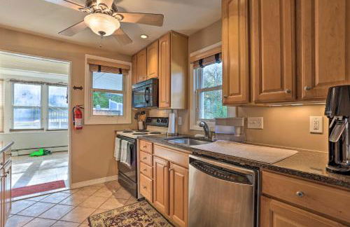 Lake Hopatcong Family Home with Boat Slip and Dock - Foto 9