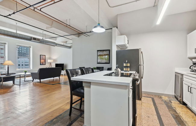 Spacious 2BR Downtown Retreat - Photo 25