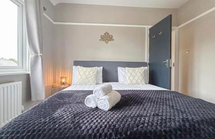 Promo Rate - New Malden 3BDR House with Garden & FREE Parking near Raynes Park, Kingston upon Thames & Wimbledon by NourNest Apartments - Foto 9
