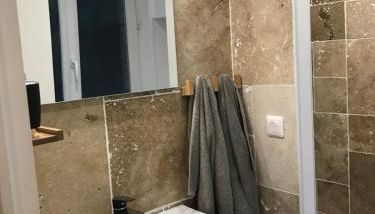 la licorne { T2 tous confort} centre ville - Foto 4