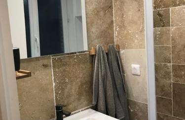 la licorne { T2 tous confort} centre ville - Foto 4