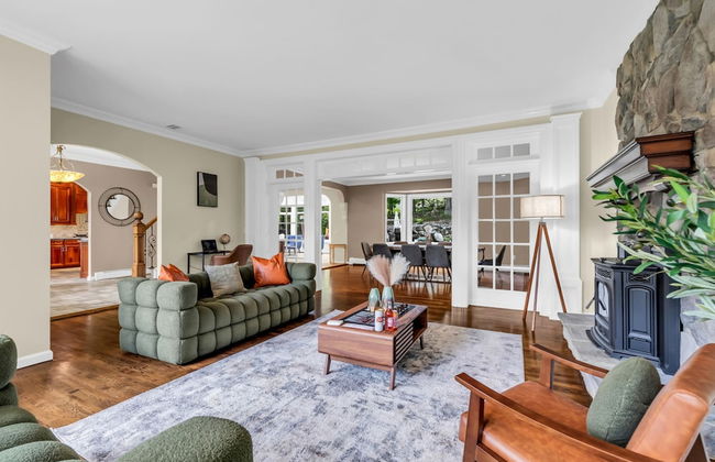 Family Retreat With Autumn Views and Fireplace - Photo 16