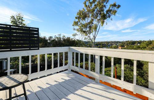 Modern Oceanside Living! Family Home with Workspace - Foto 18