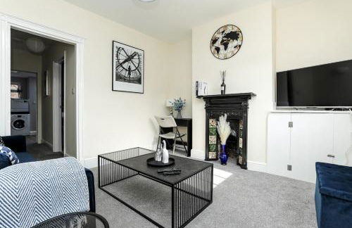 Big PROMO! Central Canterbury City Escape 2BR 2BA House, en-suite, Couples Retreat, Perfect For Families, Students, Relocators FREE Parking Fast WiFi - Foto 1