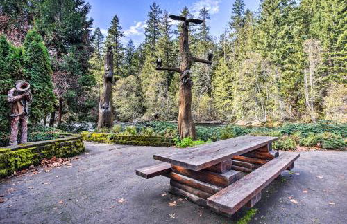 Enchanting Escape with Hot Tub, Decks and Views! - Foto 38