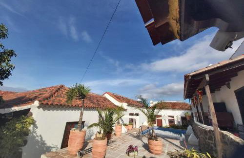 Villa-sleeps4-parking-garden-pool-nearairport - Foto 24