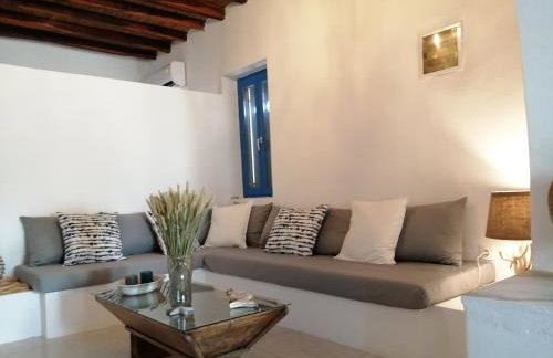 Spacious Paros, Lefkes house with awesome view - Photo 3