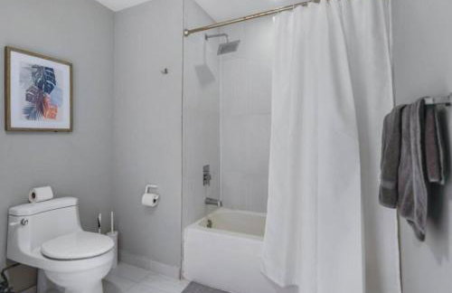 Amazing Condo with Pool at Midblock Miami - Foto 16