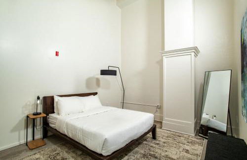 Historic Downtown Loft with Modern Flare - Foto 32