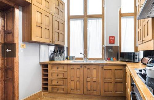 Traditional Victorian West End Apartment - Photo 13