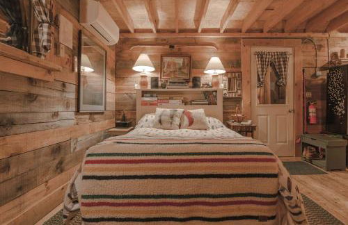 Cozy Log Cabin with an Indoor Fireplace Located on 70 Forested Acres in Leicester, Vermont - Foto 10