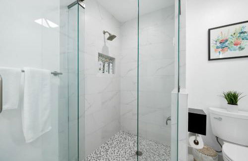 UF SUNSHINE HOUSE - Patio & BBQ - Chef Kitchen - EV Car Station - Upscale Neighborhood! - Foto 20