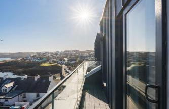 Gwel Y Mor Penthouse by Birch Stays New Home - Photo 6