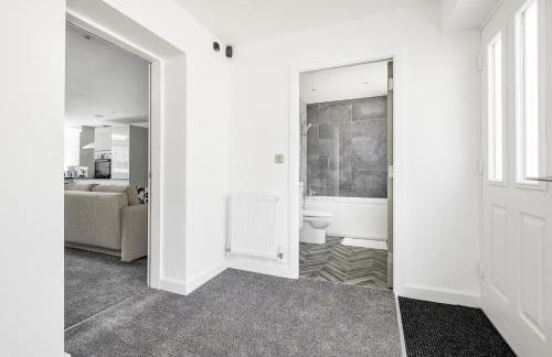 2Bed Flat-Secured Free Parking-by Holiday Homes - Photo 9