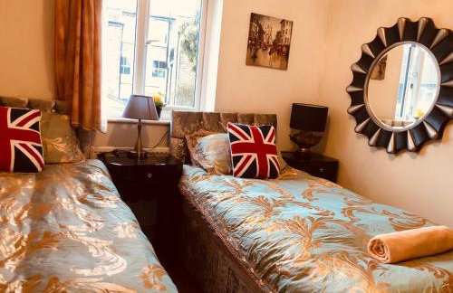 Cheerful 4 bedroom house with garden free parking - Photo 35