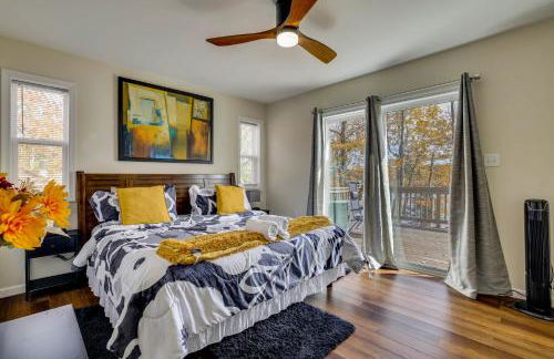 Lakefront Pocono Retreat with Hot Tub and Movie Hub - Foto 12