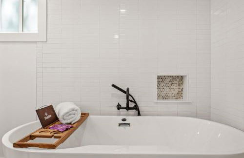 Couples Retreat with Hot Tub, Beach Cruisers, Spa Bath - Foto 36