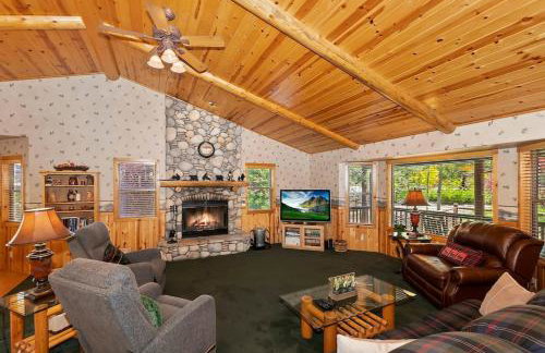 Teakwood Cozy Wood Cabin with Fireplace - Photo 3