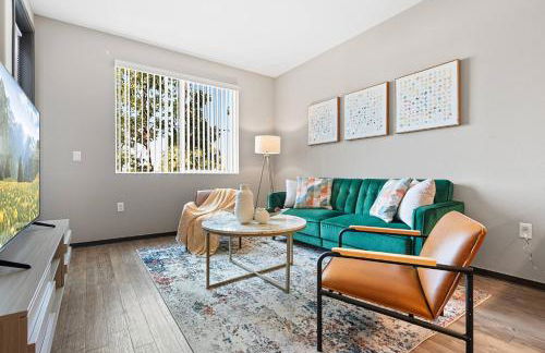 Modern 2BR/2BA in Irvine Pool & Gym - Foto 3