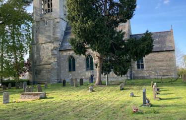 Tiny home in Grade 1 listed church garden - Photo 1