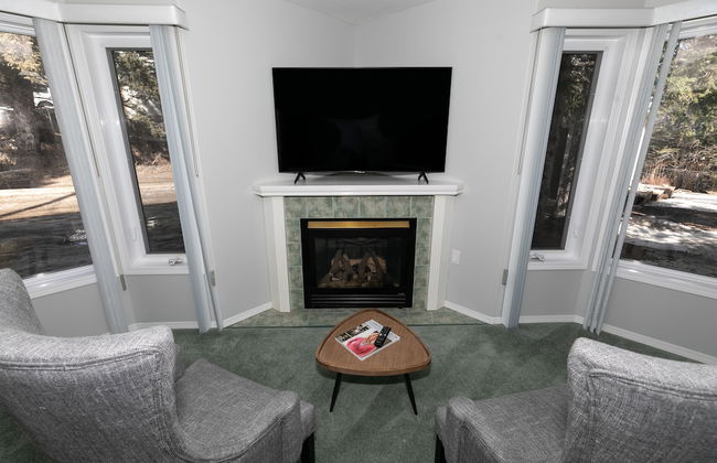 Dream 4-Br 4-Ba Chalet | Private Hot Tub | 2 min to Jasper National Park Gates - Photo 2