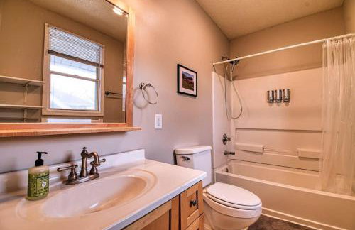 New Listing - Tranquil Retreat with Hot Tub - Foto 15