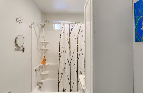 Fenced Yard and Grill Orville Cottage Near Trails! - Foto 13