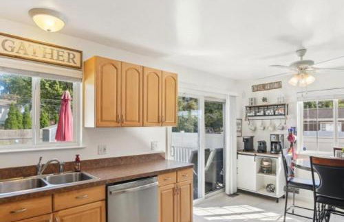 Newly Luxury Dream Home With 4 Bedroom 2 Full Bath, Full Body Massage Chair, 65Inch TV, Nice Deck, Fenced Backyard, Private Gym - Foto 18