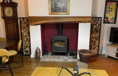 Stunning Cottage with Log Burner- King Bed- Great Design-Free Wood - Foto 14