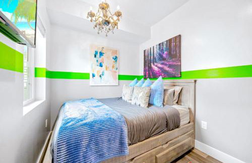 D- Hip & Stylish NoHo Family-Friendly Home near Universal & Hollywood with Patio - Hot Tub - Games - & Parking - Foto 23