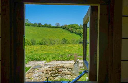 Escape to an Idyllic Countryside Couple's Retreat - Photo 33