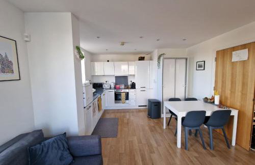 Bright and Modern Forest Hill Flat - Flexible Stay - Photo 1