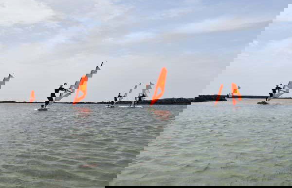 Curso de windsurf nas lagoas de El Cotillo - Foto 7