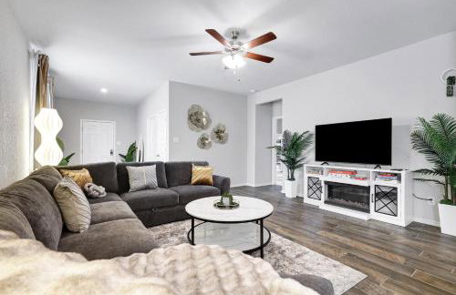 Stylish Hot Tub Retreat BBQ Yard Games WiFi Pets - Foto 2