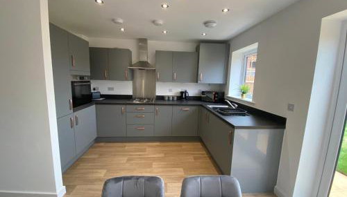 Kingsway House - Spacious 4 Bed Home From Home in Derby - Foto 5, stove, dishwasher, pet friendly, minibar