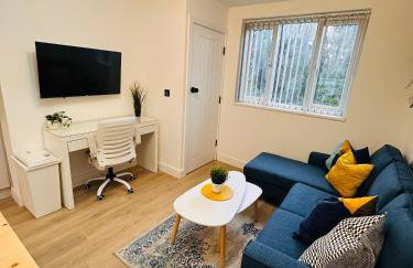Luxury Self-Contained Studio Apartment near QE Hospital R1 - Photo 9