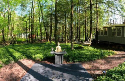 Romantic Pocono house - stream, lake, beach, pool, firepit - Foto 42